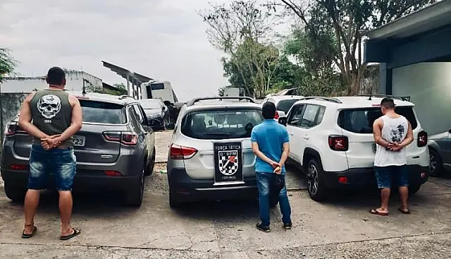 Trio é preso tentando levar carros de locadoras para a Bolívia