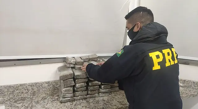 PRF apreende 33 quilos de maconha com passageira de ônibus em MS