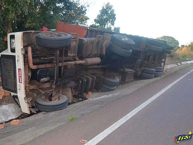 Bitrem faz caminhão tombar, colide em F-250 e motorista foge