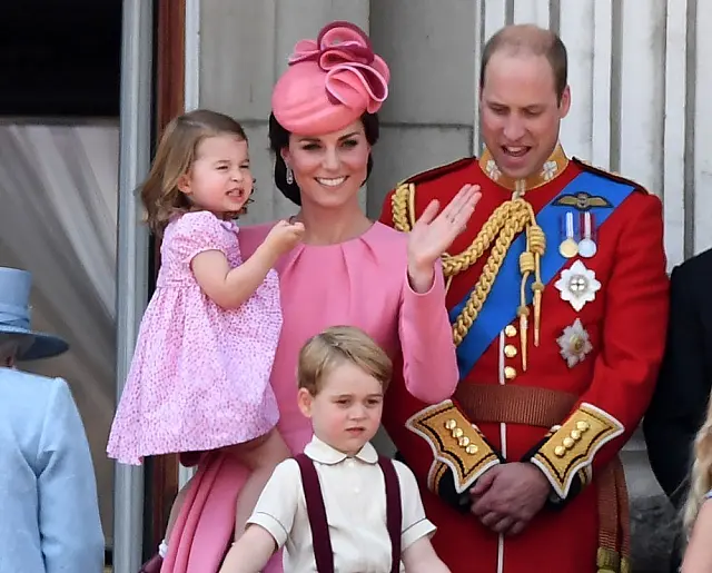 Príncipe William e Kate Middleton anunciam que estão esperando 3º filho