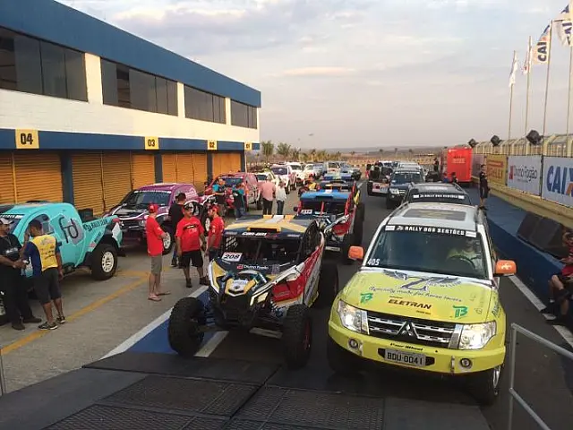 Veículos do Rally dos Sertões são vistoriados antes da largada