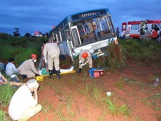 Ônibus cai em ribanceira e acidente deixa 21 feridos em MS