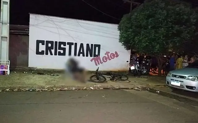 Homem sentado em cadeira na calçada é assassinado a tiros