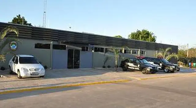 Mulher faz festa, é detida e tenta fugir de viatura em movimento em Bonito