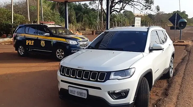 Dois homens são presos e carro roubado é recuperado pela PRF no sul do Estado
