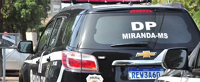 Condutora sem habilitação batem em veículo estacionado em Miranda