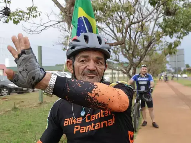 Pedreiro de 61 decide deixar tudo pra trás e se aventurar pelo Brasil em uma bike