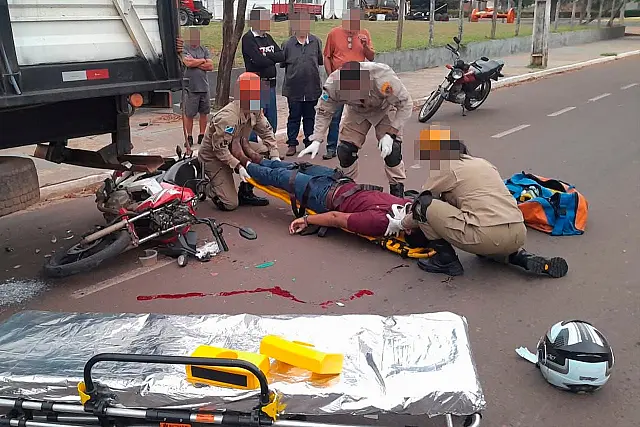 Motociclista fica gravemente ferido em colisão com caminhão em Anastácio