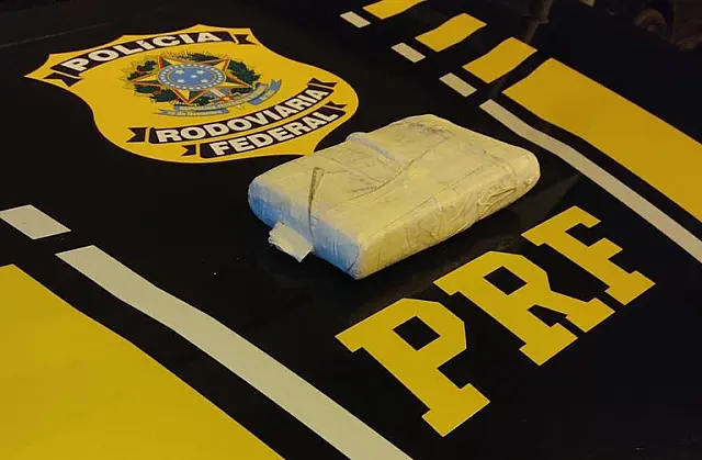 Passageira de ônibus é presa com tablete de cocaína