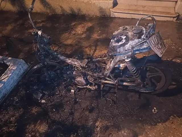Bombeiros são chamados para combater incêndio em motocicleta ocasionado por proprietário