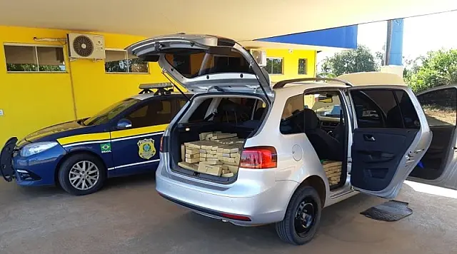 PRF apreende 467 quilos de maconha e prende batedor na BR-262