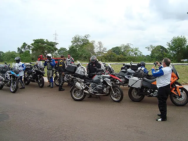Grupo de motociclistas passa por Aquidauana durante Expedição Tarja Preta