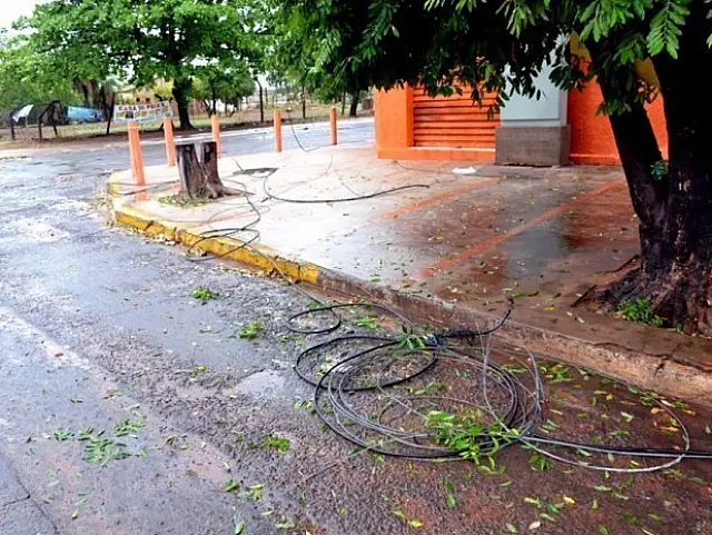Após 3 dias, empresa conserta fiação rompida por caminhão no Bairro Alto