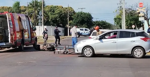 Idoso fica ferido em colisão entre carro e moto no centro de Corumbá