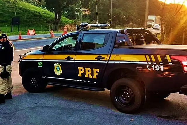 PRF apreende cocaína em três ônibus de viagem