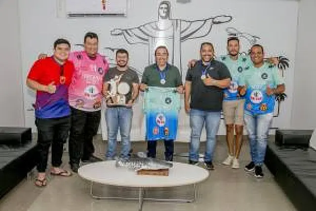 Equipe campeã do 3° Torneio Galaxy de Vôlei visita prefeito de Corumbá