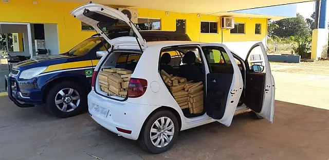 Maconha e haxixe são apreendidos com motorista que tentou fugir da Polícia
