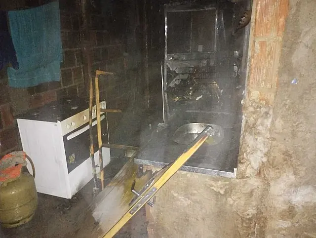 Em Corumbá, cozinha de casa fica destruída em incêndio