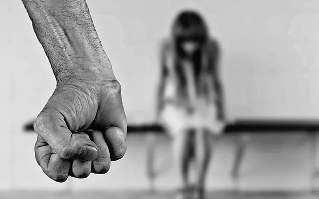 Mantida em cárcere pelo marido, jovem gestante saiu de casa apenas para ir ao hospital