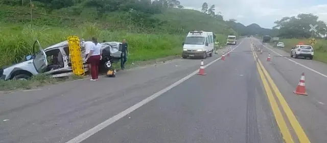 Casal morre após caminhonete colidir de frente com carreta em rodovia de SP
