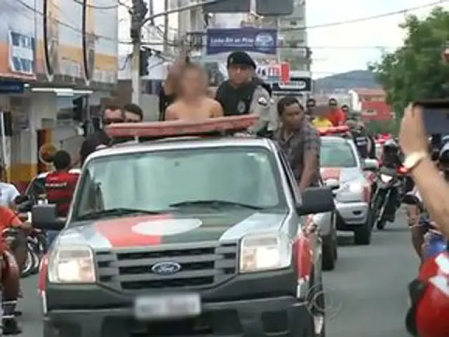 Polícia 'desfila' em carro aberto com suspeitos de matar PM