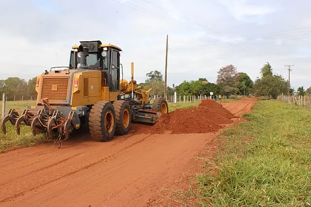 Anastácio realiza serviços de manutenção em vias urbanas e estradas vicinais