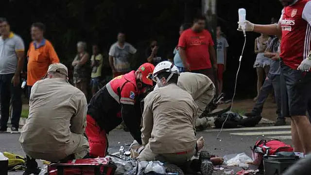 Mulher de 57 anos morre em acidente entre moto e caminhão