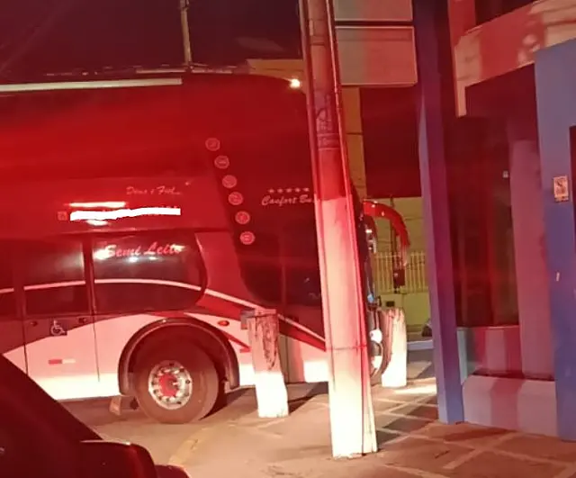 Ônibus de turismo fica preso em rotatória em Corumbá