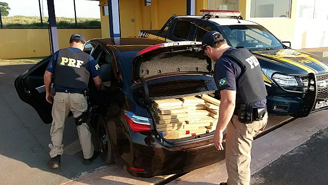 PRF apreende meia tonelada de Maconha e Skank em sedan de luxo