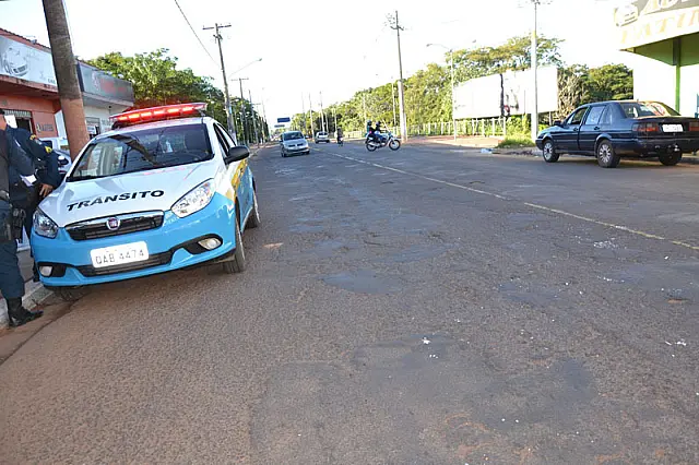 Motorista foge do local depois de bater em jovem de moto