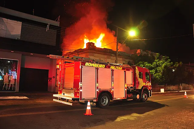 Incêndio atinge prédio da antiga Escola Modelo de Aquidauana