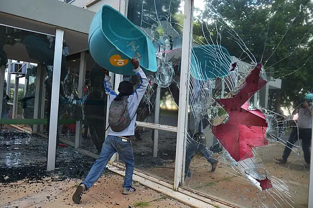 Governo pede que PF investigue atos de vandalismo em manifestação em Brasília