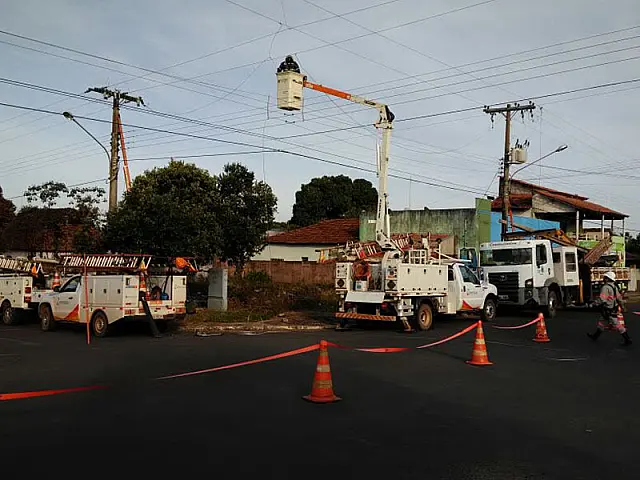 Frio causa rompimento de cabo e moradores ficam sem luz
