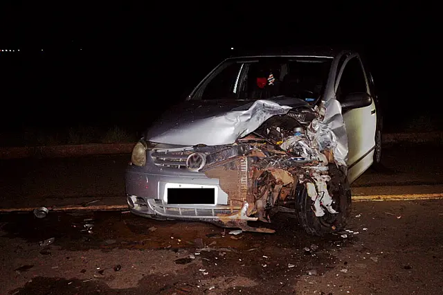 Carros batem de frente e motorista morre na hora em MS