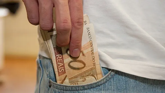 Motorista denuncia furto de R$ 5 mil de dentro de caminhão em Anastácio