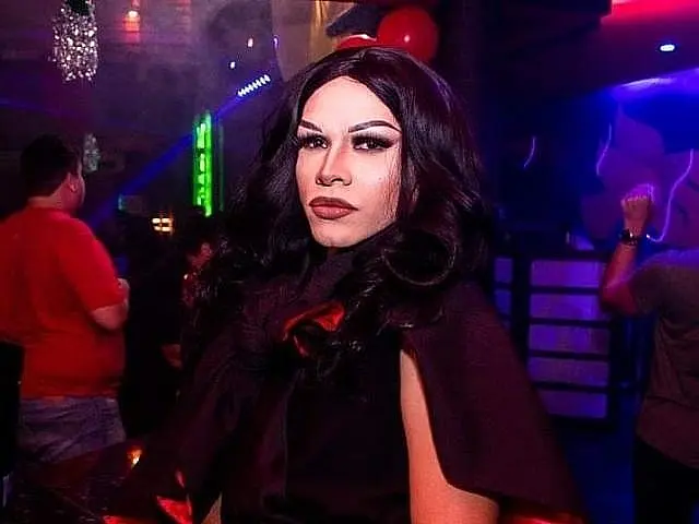 Polícia investiga assassinato de importante artista drag queen da Capital