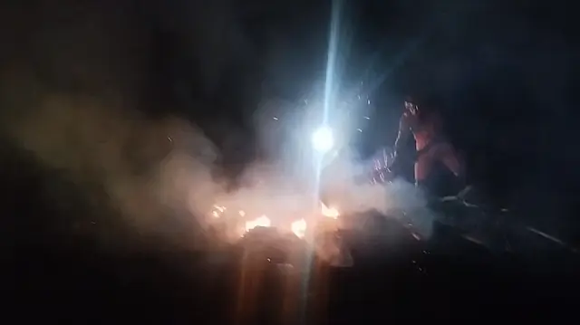Bombeiros combatem incêndio às margens da Estrada Vermelha em Corumbá