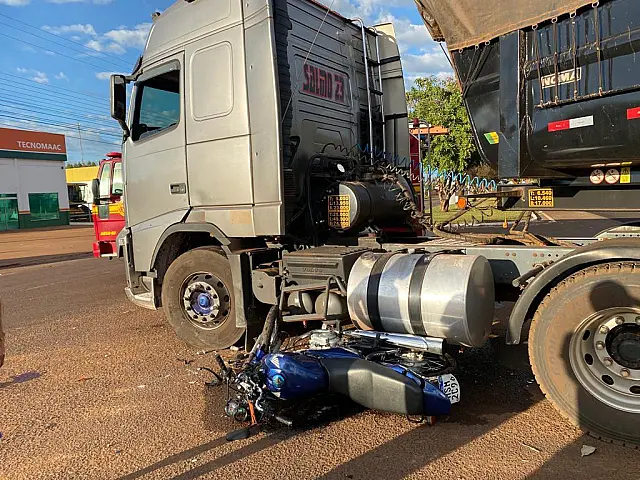 Motociclista é socorrido em estado grave após colisão com carreta
