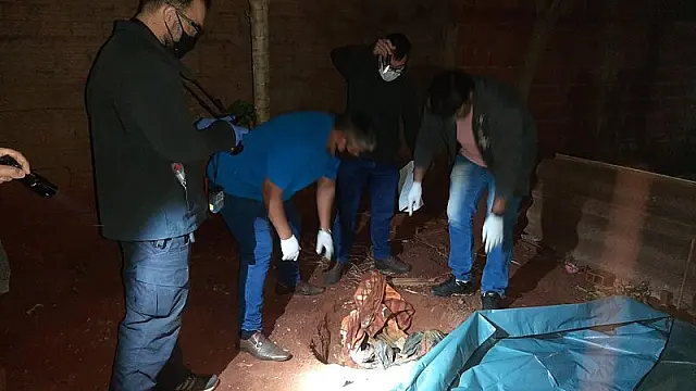 Polícia prende casal que mantinha ossada enterrada no quintal de casa