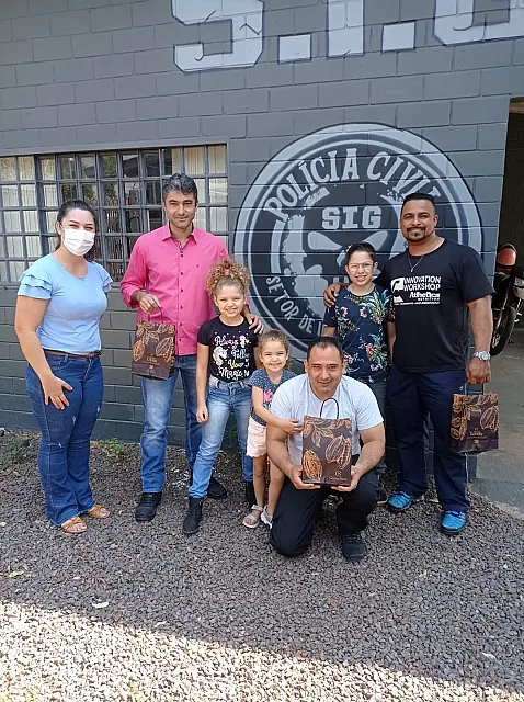 Menino presenteia policiais com chocolate por reaver bicicleta furtada