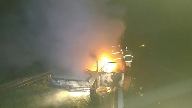 Brasília pega fogo no meio da rodovia em Anastácio