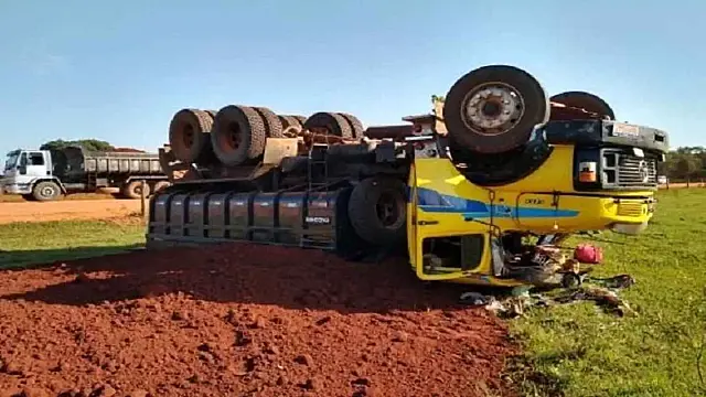 Motorista perde controle de caminhão e tomba em estrada vicinal