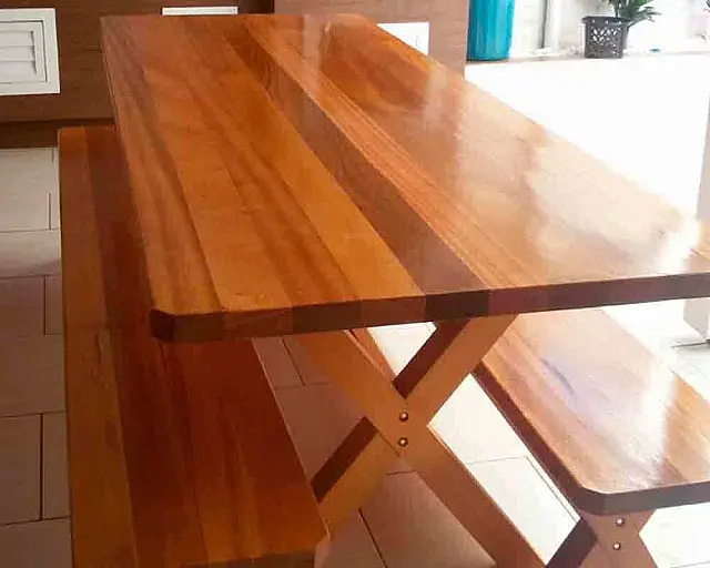 Dupla em caminhonete furta mesa de restaurante e é flagrada por morador de rua