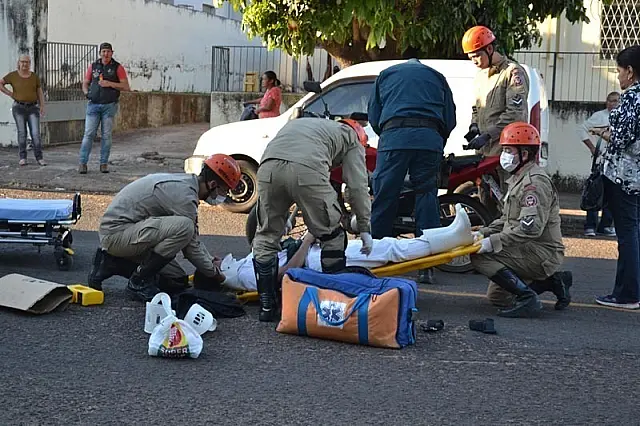 Mulher bate moto na traseira de carro e acaba ferida no Bairro Alto