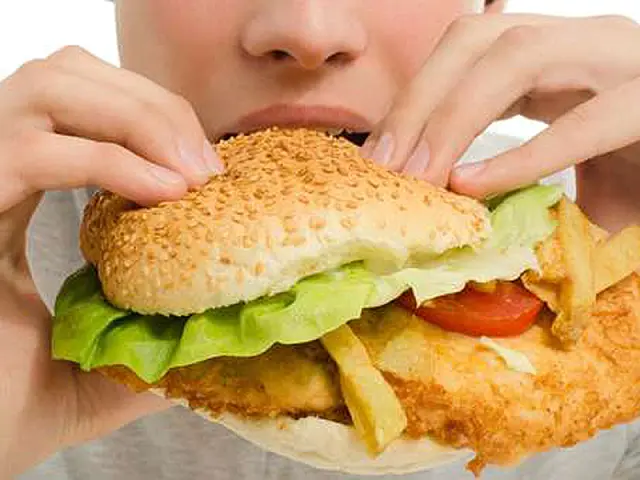 Pessoas que ouvem que estão gordas acabam comendo mais