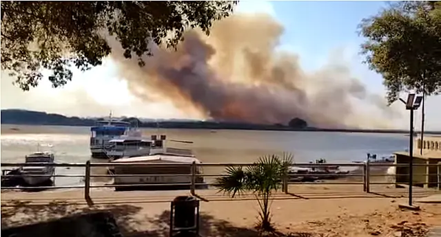 Incêndio em frente ao Porto Geral de Corumbá mobiliza força-tarefa