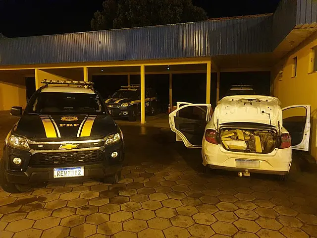 PRF apreende Ford Ka abarrotado com tabletes de maconha