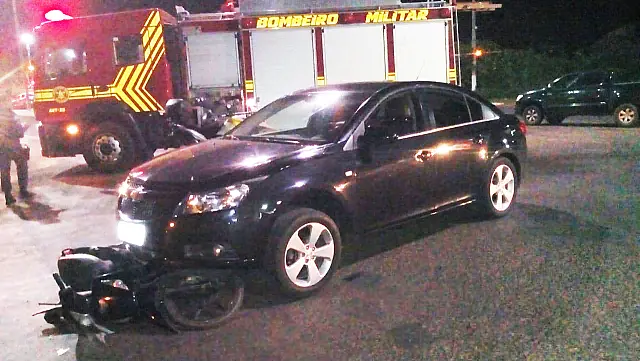 Adolescente tem fratura exposta em acidente na Avenida Pantaneta