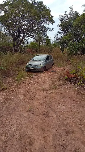 Carro 'depenado' e abandonado na BR-262 não tem registro de roubo