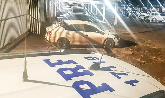 Suspeito capota carro lotado de cigarro em Sidrolândia